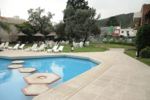 Piscina exterior y parque
