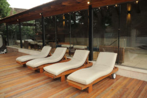 Reposeras deck zona pileta climatizada